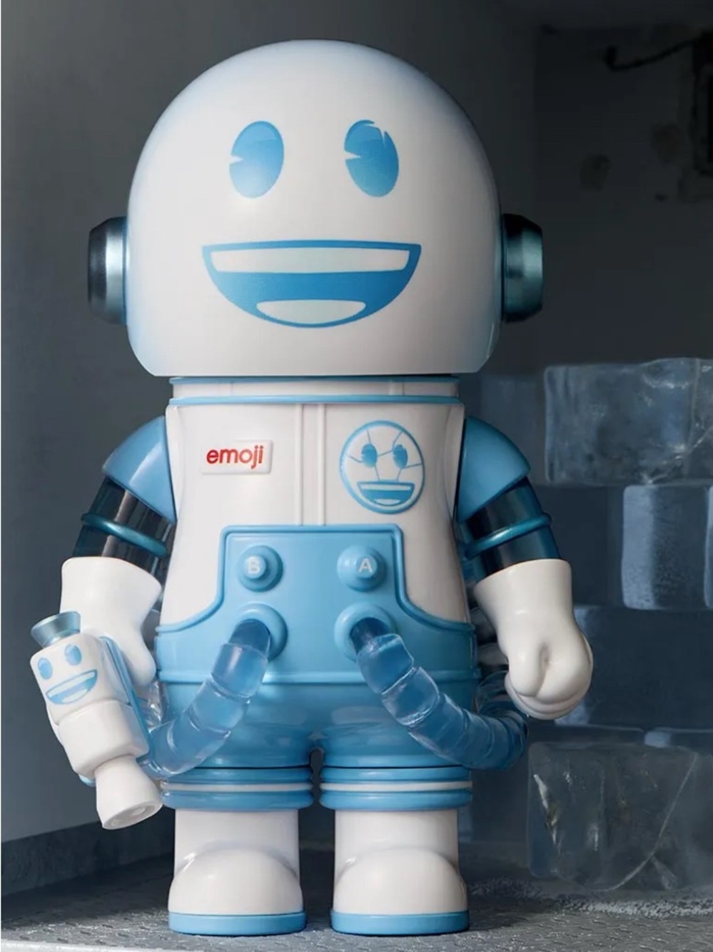 Mega Space Molly 100% - emoji Series - Frozen Smile